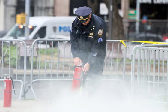 فيديو: رجل يشعل النار في نفسه أمام محاكمة ترامب في نيويورك صورة رقم 10