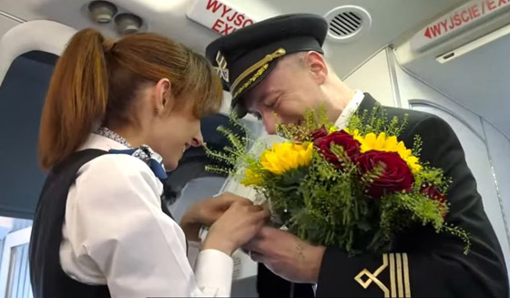 حب بين الغيوم: طيار يتقدم للزواج من مضيفة طيران أمام الركاب (فيديو وصور) صورة رقم 5