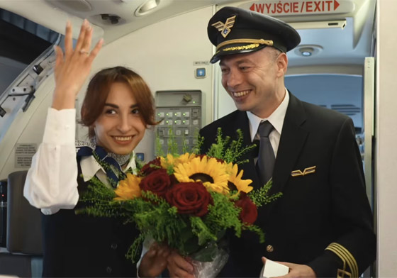 حب بين الغيوم: طيار يتقدم للزواج من مضيفة طيران أمام الركاب (فيديو وصور) صورة رقم 6