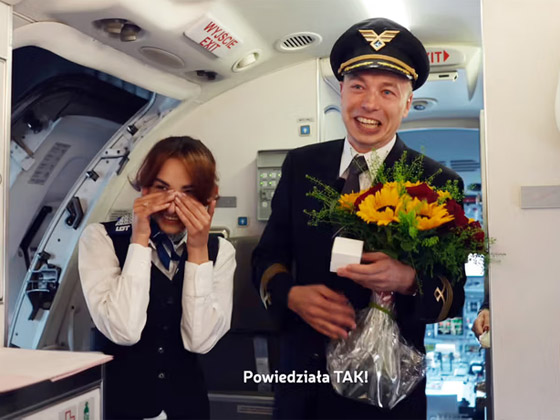 حب بين الغيوم: طيار يتقدم للزواج من مضيفة طيران أمام الركاب (فيديو وصور) صورة رقم 11