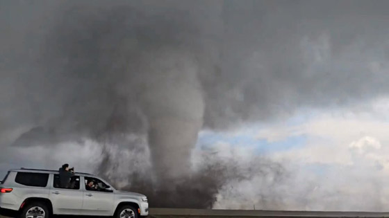 مشهد ولا في الأفلام.. كاميرا من سيارة التقطت إعصارا ضخما مرعبا صورة رقم 2