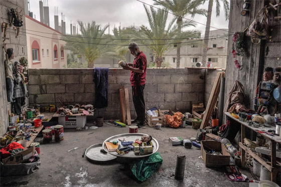 بالصور: صانع دمى من فلسطين المحروقة يصنعها من علب المعلبات صورة رقم 8