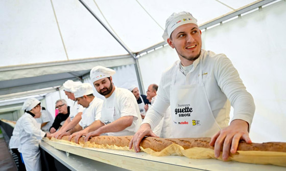فرنسا تتفوق على إيطاليا وتحقق رقما قياسيا بأطول رغيف خبز في العالم صورة رقم 2