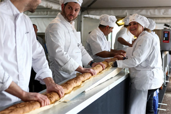 فرنسا تتفوق على إيطاليا وتحقق رقما قياسيا بأطول رغيف خبز في العالم صورة رقم 9