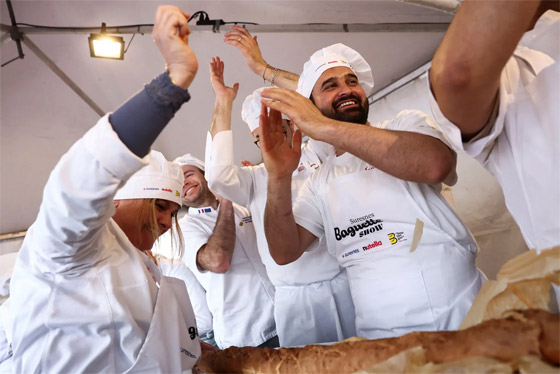 فرنسا تتفوق على إيطاليا وتحقق رقما قياسيا بأطول رغيف خبز في العالم صورة رقم 10