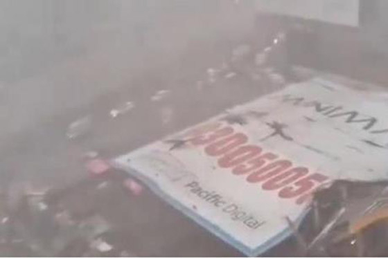 بالفيديو.. سقوط لوحة إعلانية ضخمة يخلف عشرات القتلى والجرحى صورة رقم 1