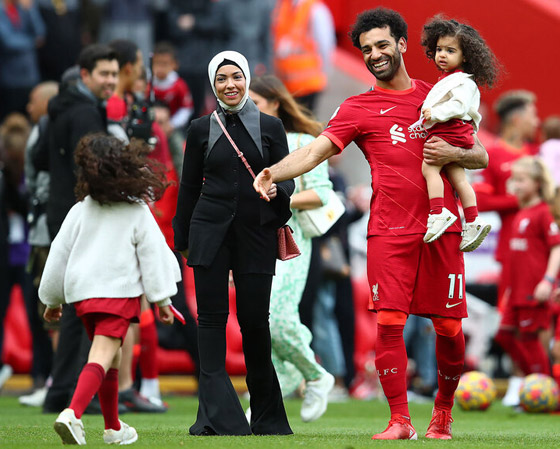 فيديو.. زوجة محمد صلاح تثير ضجة بعناقها لمدرب ليفربول! وإطلالتها تخطف الأنظار! صورة رقم 10