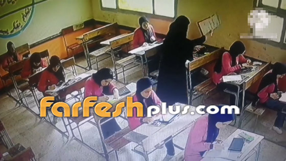 لفتة عفوية طيبة من معلمة مصرية تجاه طالباتها أثناء الامتحان تثير ضجة وتلفت الأنظار! صورة رقم 1