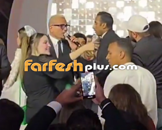فيديو أثار الغضب: عمرو دياب يصفع معجبا على وجهه حاول التقاط سيلفي معه! صورة رقم 3
