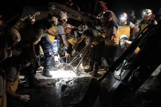 فيديو وصور: إخراج طفل سوري علق طوال الليل داخل بئر عميقة صورة رقم 7