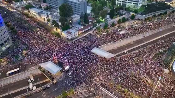 فيديو: أضخم مظاهرة بشوارع إسرائيل منذ بدء الحرب.. المطالبة برحيل نتنياهو صورة رقم 7