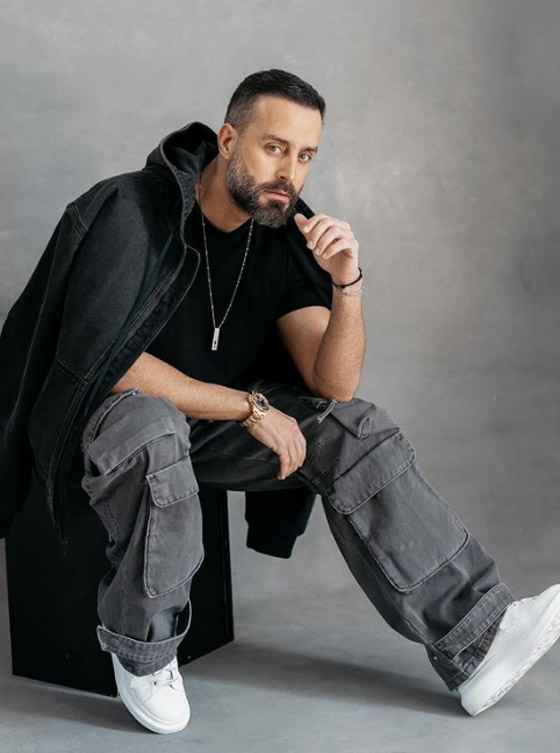 فيديو سعد رمضان (يدبك) بمهارة في أحد الأعراس وينال إعجاب الجمهور صورة رقم 3