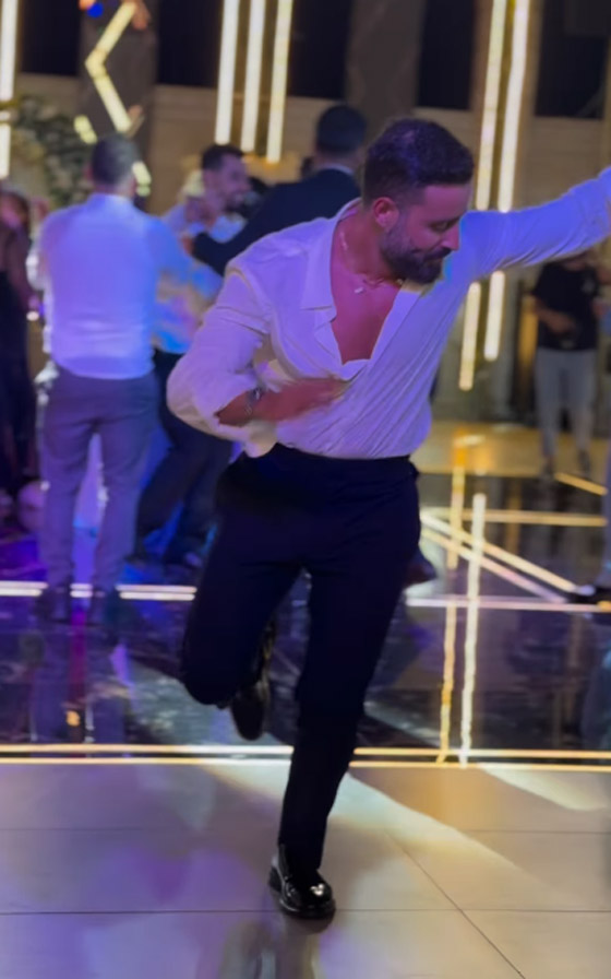 فيديو سعد رمضان (يدبك) بمهارة في أحد الأعراس وينال إعجاب الجمهور صورة رقم 1