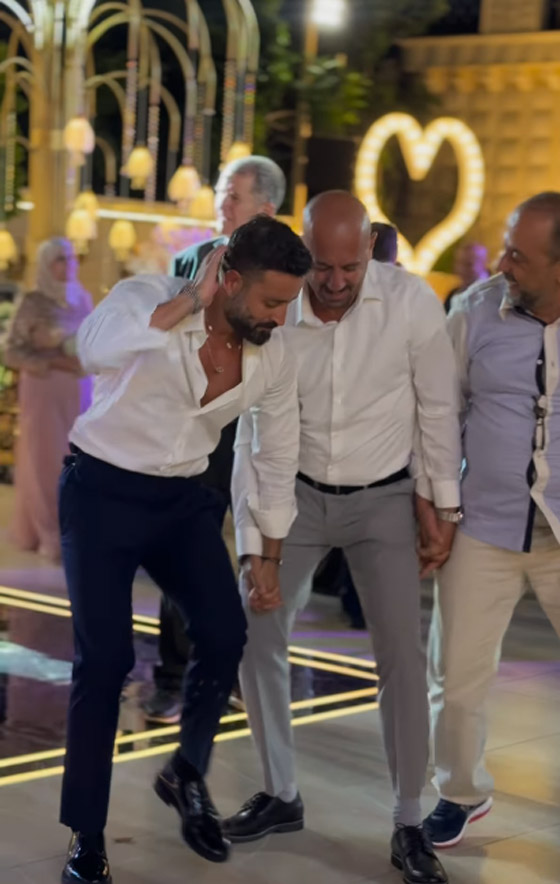 فيديو سعد رمضان (يدبك) بمهارة في أحد الأعراس وينال إعجاب الجمهور صورة رقم 4
