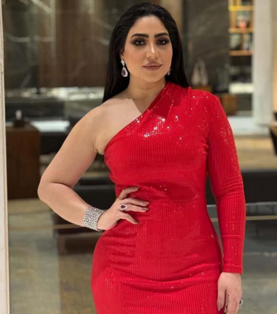 بوسي ترقص على الطاولة بحضور زملائها الفنانين على نغمات أغنية (بسبوسة).. فيديو  صورة رقم 5