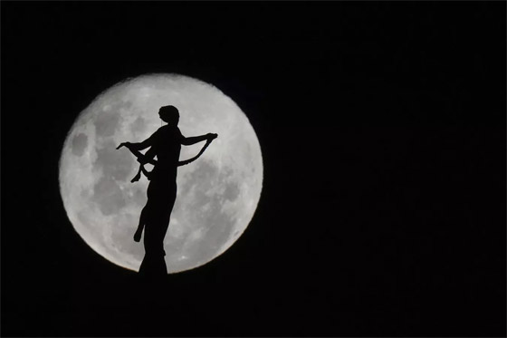 لحظات ساحرة.. أول قمر مكتمل لعام 2025 صورة رقم 1