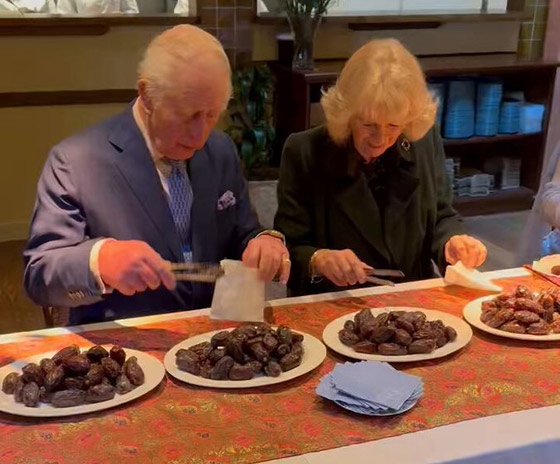 ملك وملكة بريطانيا يساعدان في تجهيزات رمضان.. فيديو وصور صورة رقم 1