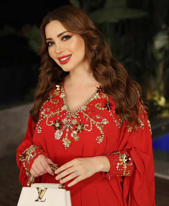 نسرين طافش في أحدث ظهور تتألق بالقفطان الأحمر بعد زواجها صورة رقم 7