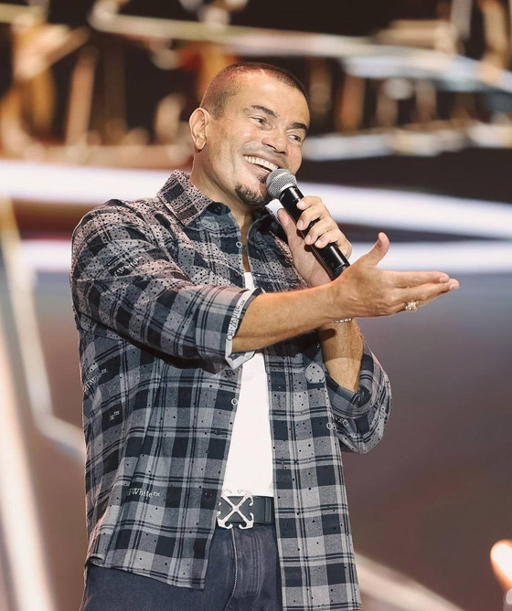 عمرو دياب يغني مع ابنته جنا.. ويقول (بتغني أحسن مني) ويصدم جمهوره بظهوره مع ذيل خلف بنطاله! صورة رقم 4