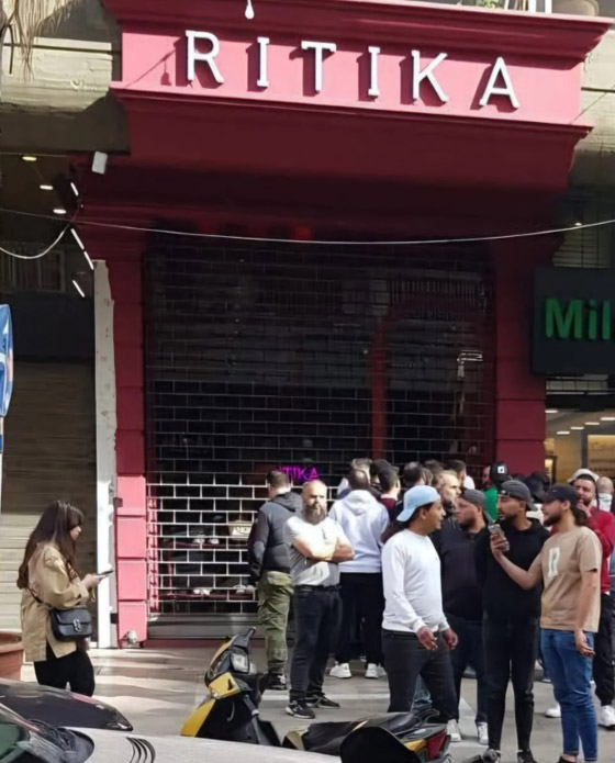 لبنان.. فيديو لحرق وتحطيم متجر بسبب 