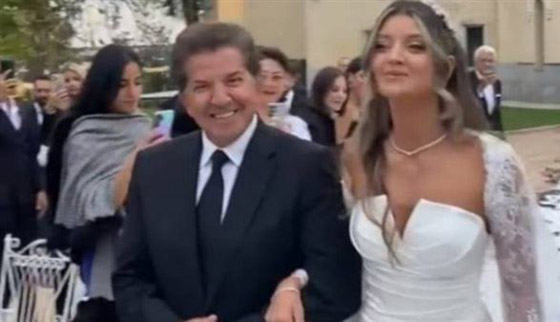 وليد توفيق يغني لإبنته من جورجينا رزق ليلة زفافها في إسبانيا.. لن تصدقوا كم تشبه والدتها ملكة جمال الكون! صورة رقم 7