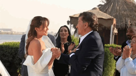 وليد توفيق يغني لإبنته من جورجينا رزق ليلة زفافها في إسبانيا.. لن تصدقوا كم تشبه والدتها ملكة جمال الكون! صورة رقم 8