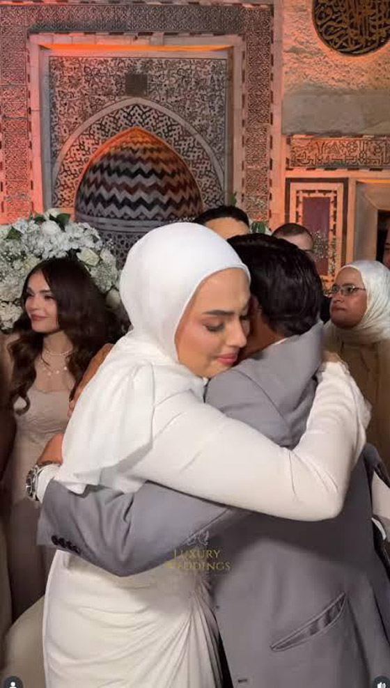 محمد هنيدي يحتفل بعقد قران ابنته فريدة.. العروس تبكي ووالدها يحتضنها صورة رقم 3 محمد هنيدي يحتفل بعقد قران ابنته فريدة.. العروس تبكي ووالدها يحتضنها صورة رقم 3