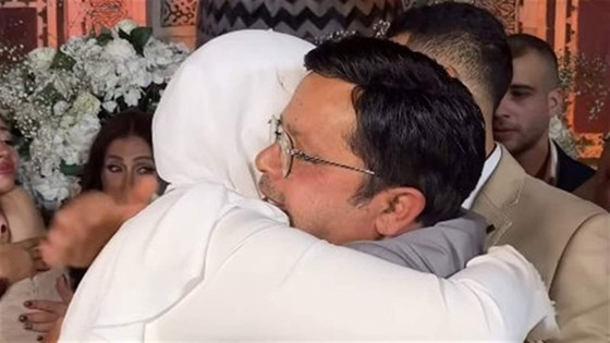 محمد هنيدي يحتفل بعقد قران ابنته فريدة.. العروس تبكي ووالدها يحتضنها صورة رقم 4 محمد هنيدي يحتفل بعقد قران ابنته فريدة.. العروس تبكي ووالدها يحتضنها صورة رقم 4