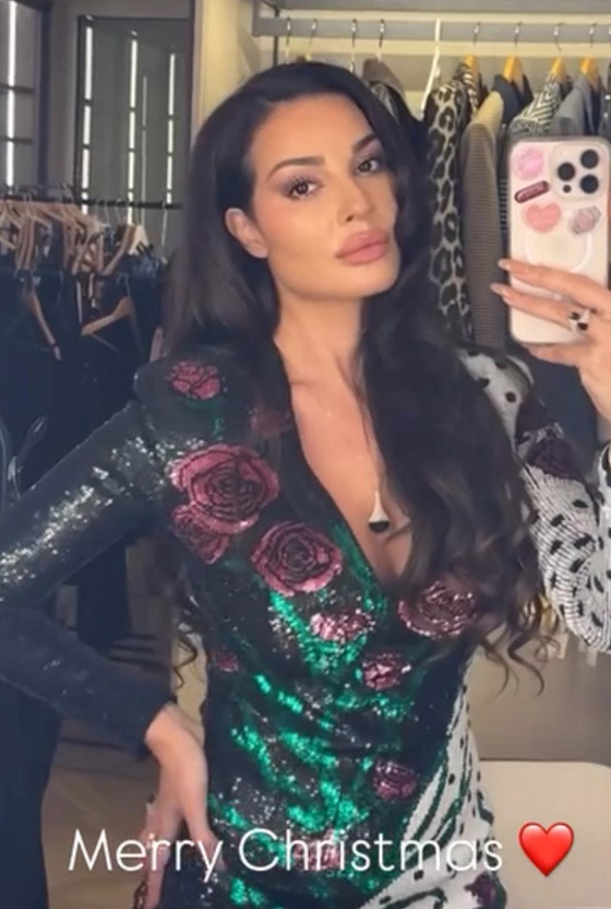 النجوم يشاركون جمهورهم بلحظات من اجواء عيد الميلاد الكريسماس صورة رقم 2 النجوم يشاركون جمهورهم بلحظات من اجواء عيد الميلاد الكريسماس صورة رقم 2