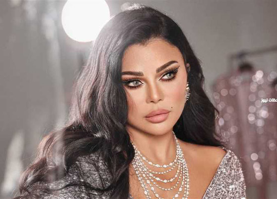 هيفاء وهبي تفاجئ الجمهور وتطلب من مصمم الأزياء ان يقصّ فستانها على المسرح صورة رقم 2