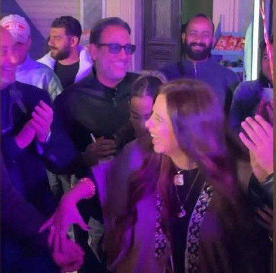 مسلسلات رمضان 2026: رقص ياسمين عبد العزيز في عيد ميلادها مع عمرو محمود ياسين وطاقم مسلسل ( وننسى اللي كان) صورة رقم 3