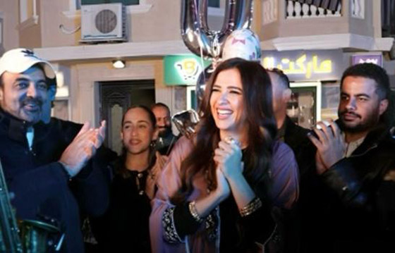 مسلسلات رمضان 2026: رقص ياسمين عبد العزيز في عيد ميلادها مع عمرو محمود ياسين وطاقم مسلسل ( وننسى اللي كان) صورة رقم 1
