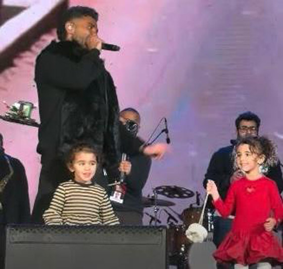 أحمد سعد يفاجئ الجمهور ويرقص مع ابنتيه علياء ومريم على المسرح في مشهد مليء بالدفئ والحب صورة رقم 1 أحمد سعد يفاجئ الجمهور ويرقص مع ابنتيه علياء ومريم على المسرح في مشهد مليء بالدفئ والحب صورة رقم 1