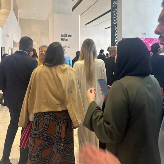 أنجلينا جولي في زيارة مفاجئة إلى قطر في الدوحة.. اطلالة بسيطة تُشعل السوشال ميديا صورة رقم 2 أنجلينا جولي في زيارة مفاجئة إلى قطر في الدوحة.. اطلالة بسيطة تُشعل السوشال ميديا صورة رقم 2