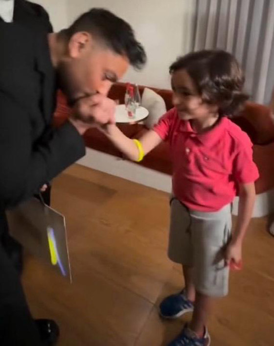 الطفل أليكس يشتكي لتامر حسني متألما من تنمّر زملائه عليه! كيف رد عليه نجم الجيل؟ صورة رقم 3 الطفل أليكس يشتكي لتامر حسني متألما من تنمّر زملائه عليه! كيف رد عليه نجم الجيل؟ صورة رقم 3