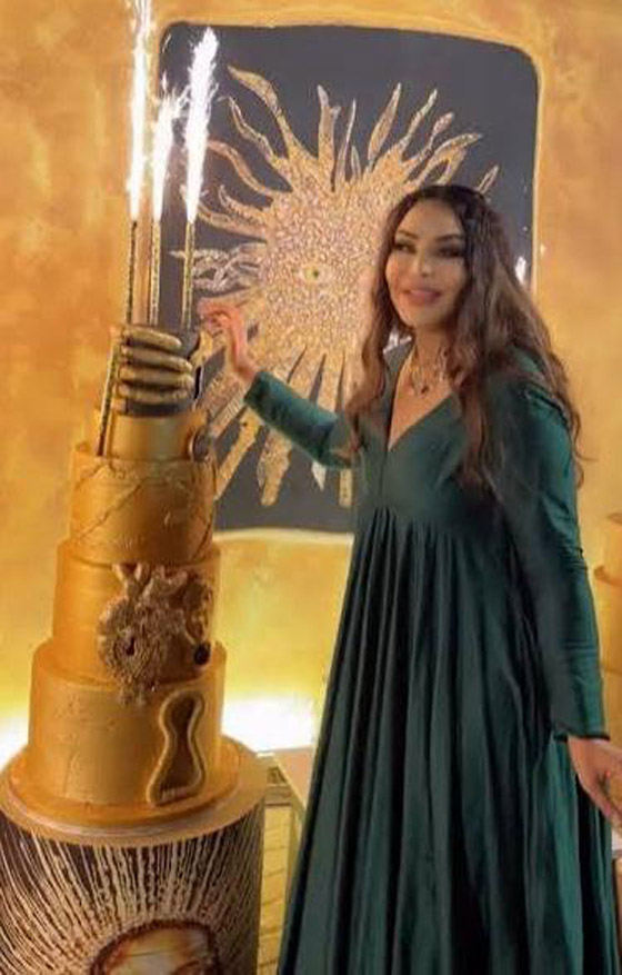 أحلام تحتفل بعيد ميلادها الـ 58 باطلالة فاخرة، مجوهرات فخمة، وقوالب كعك وشموع وورود.. صورة رقم 1 أحلام تحتفل بعيد ميلادها الـ 58 باطلالة فاخرة، مجوهرات فخمة، وقوالب كعك وشموع وورود.. صورة رقم 1