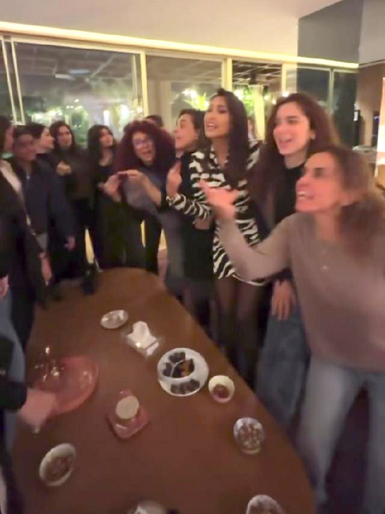 نجوم الفن يغنّون (جاري يا جاري) في سهرة رمضانية باجواء المرح والعفوية ويشعلون مواقع التواصل صورة رقم 4 نجوم الفن يغنّون (جاري يا جاري) في سهرة رمضانية باجواء المرح والعفوية ويشعلون مواقع التواصل صورة رقم 4