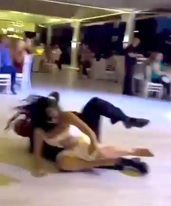 تعليق كوميدي من تامر حسني لعريس سقط على الارض مع عروسته اثناء الرقص: انا وقعت مثلك! صورة رقم 6 تعليق كوميدي من تامر حسني لعريس سقط على الارض مع عروسته اثناء الرقص: انا وقعت مثلك! صورة رقم 6