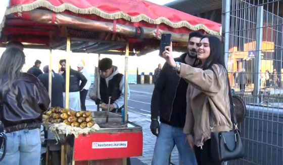 شهرة (بائع الذرة الوسيم) تخطت حدود تركيا: السياح يأتون من مختلف دول العالم خصيصا لرؤيته! صورة رقم 1 شهرة (بائع الذرة الوسيم) تخطت حدود تركيا: السياح يأتون من مختلف دول العالم خصيصا لرؤيته! صورة رقم 1