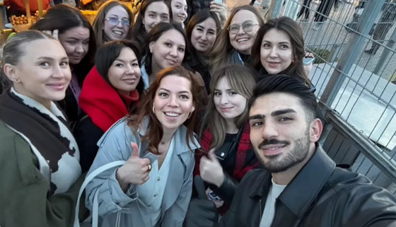 شهرة (بائع الذرة الوسيم) تخطت حدود تركيا: السياح يأتون من مختلف دول العالم خصيصا لرؤيته! صورة رقم 7 شهرة (بائع الذرة الوسيم) تخطت حدود تركيا: السياح يأتون من مختلف دول العالم خصيصا لرؤيته! صورة رقم 7