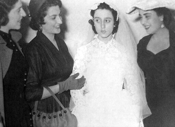 صور نادرة من الزمن الجميل: كيف أطلت فيروز يوم زفافها من عاصي الرحباني؟ صورة رقم 3 صور نادرة من الزمن الجميل: كيف أطلت فيروز يوم زفافها من عاصي الرحباني؟ صورة رقم 3