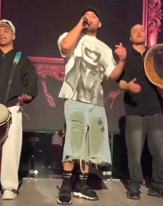 مغني المهرجانات مسلم يظهر بملابس نسائية في حفله الاخير! نقابة الموسيقيين ضده وهو يرد: الناس عارفة إني مجنون! صورة رقم 3 مغني المهرجانات مسلم يظهر بملابس نسائية في حفله الاخير! نقابة الموسيقيين ضده وهو يرد: الناس عارفة إني مجنون! صورة رقم 3