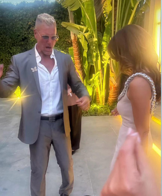 تامر هجرس يحتفل بعقد قران ابنته تمارا ويشعل الاجواء برقصة سالسا مميزة مع العروس صورة رقم 1