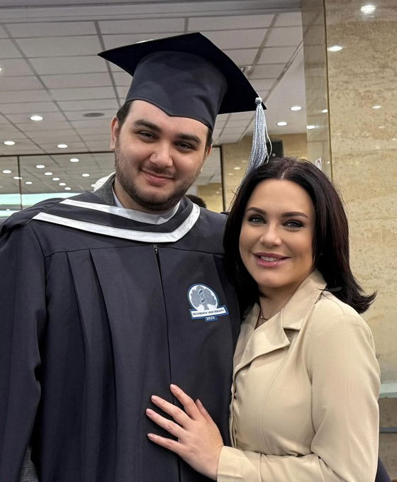 سلاف فواخرجي تحتفل بعيد ميلاد ابنها حمزة مع زوجها وائل رمضان صورة رقم 4