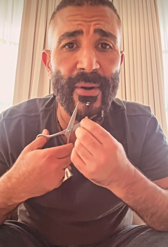 بعد موجة انتقادات واسعة: أحمد سعد يحلق شعره الطويل ويزيل اكسسوارات ذقنه ويقول: توبة! صورة رقم 1
