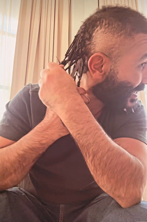 بعد موجة انتقادات واسعة: أحمد سعد يحلق شعره الطويل ويزيل اكسسوارات ذقنه ويقول: توبة! صورة رقم 5