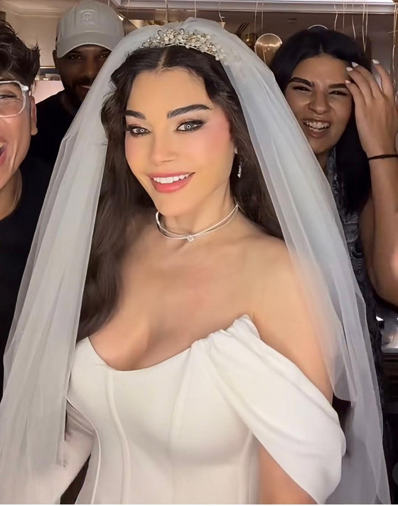 عرس هيفاء وهبي المفاجئ يذهل جمهورها.. ظهرت جميلة بفستان الزفاف والزغاريد مع عريسها سانت ليفانت فما الحكاية؟ صورة رقم 4 عرس هيفاء وهبي المفاجئ يذهل جمهورها.. ظهرت جميلة بفستان الزفاف والزغاريد مع عريسها سانت ليفانت فما الحكاية؟ صورة رقم 4