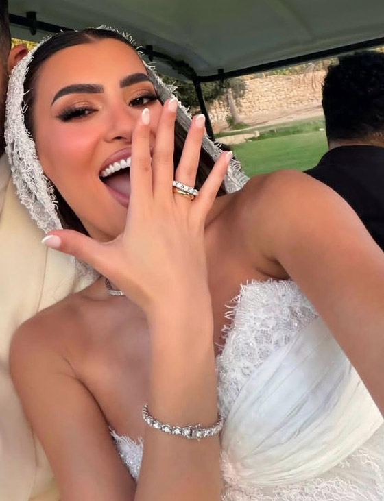كارمن سليمان تنشر صور زفاف شقيقتها فرح مع الأهل والأصدقاء صورة رقم 1 كارمن سليمان تنشر صور زفاف شقيقتها فرح مع الأهل والأصدقاء صورة رقم 1