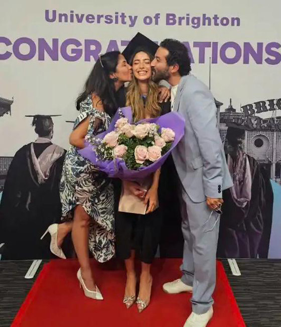 أحمد حلمي ومنى زكي يحتفلان مع ابنتهما لي لي بتخرجها بمرتبة الشرف.. صورة رقم 1 أحمد حلمي ومنى زكي يحتفلان مع ابنتهما لي لي بتخرجها بمرتبة الشرف.. صورة رقم 1