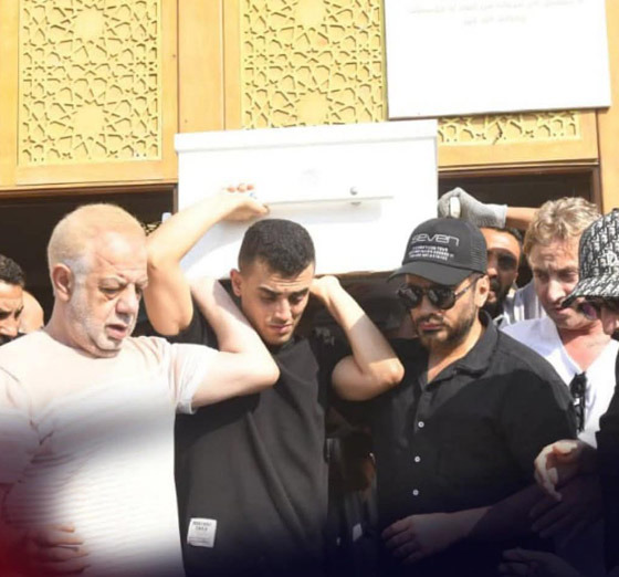 الوداع الأخير: تامر حسني يحمل نعش والده وابنته تاليا تودع جدها بكلمات مؤثرة صورة رقم 4 الوداع الأخير: تامر حسني يحمل نعش والده وابنته تاليا تودع جدها بكلمات مؤثرة صورة رقم 4